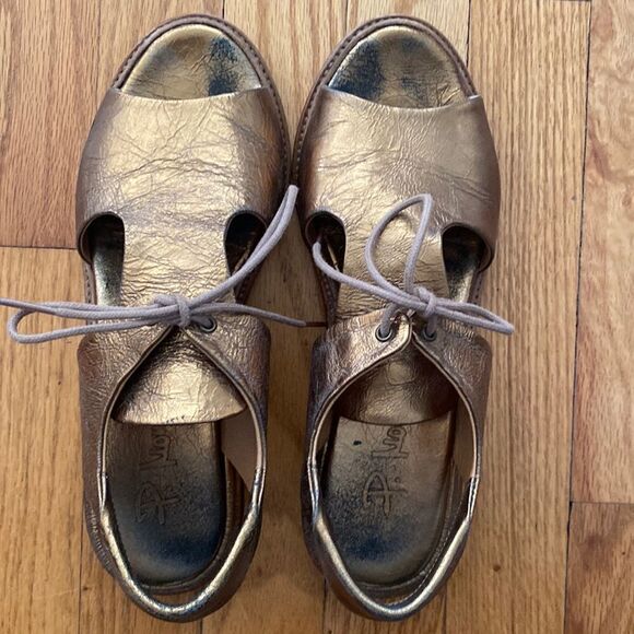 P. Monjo sz EU 38 crinkle gold bronze tie sandals hood pre owned condition - Picture 1 of 7